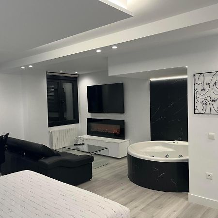Black And White Suite "La Marinera" Castro Urdiales Extérieur photo