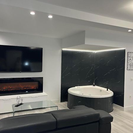 Black And White Suite "La Marinera" Castro Urdiales Extérieur photo