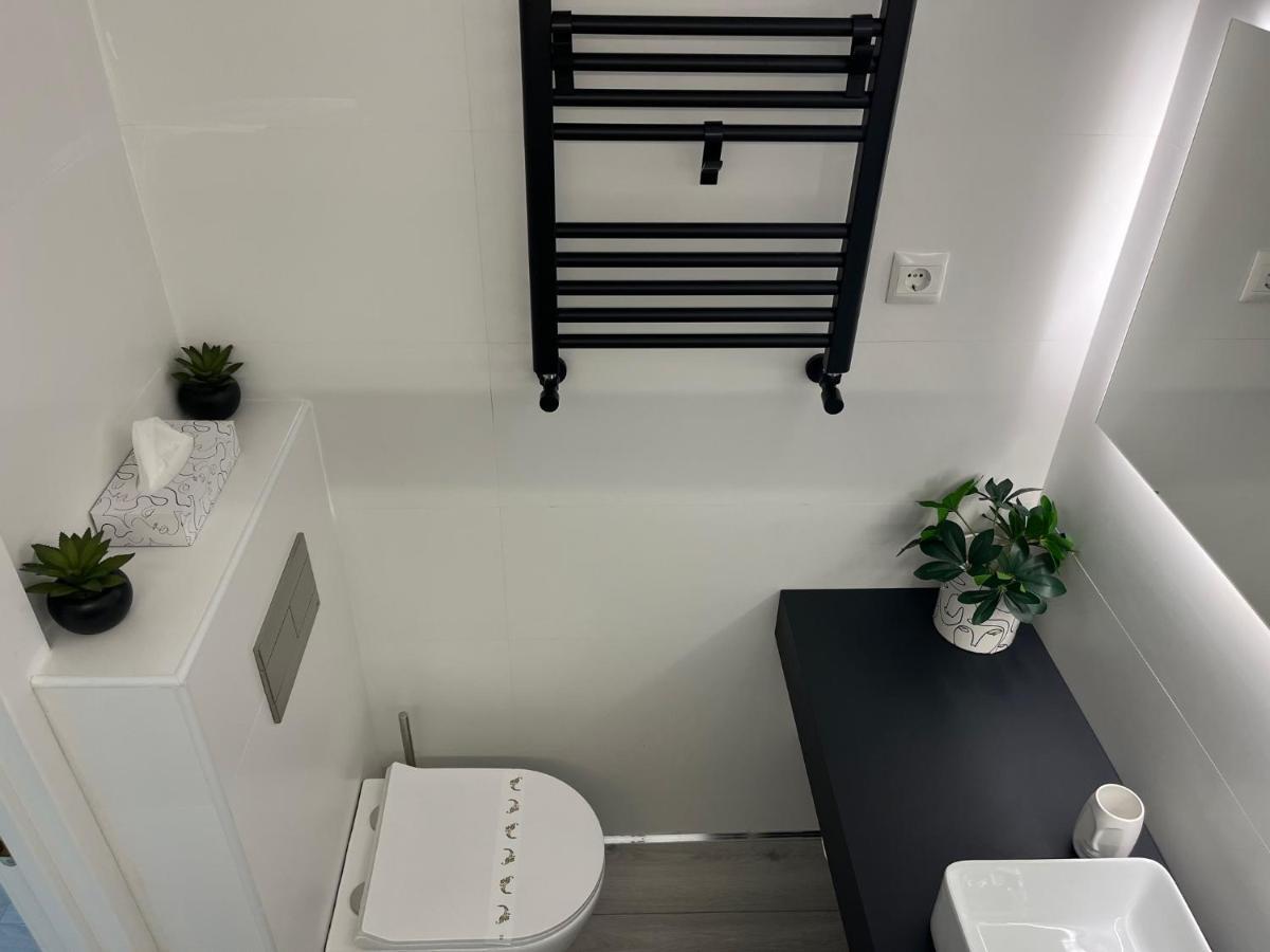 Black And White Suite "La Marinera" Castro Urdiales Extérieur photo