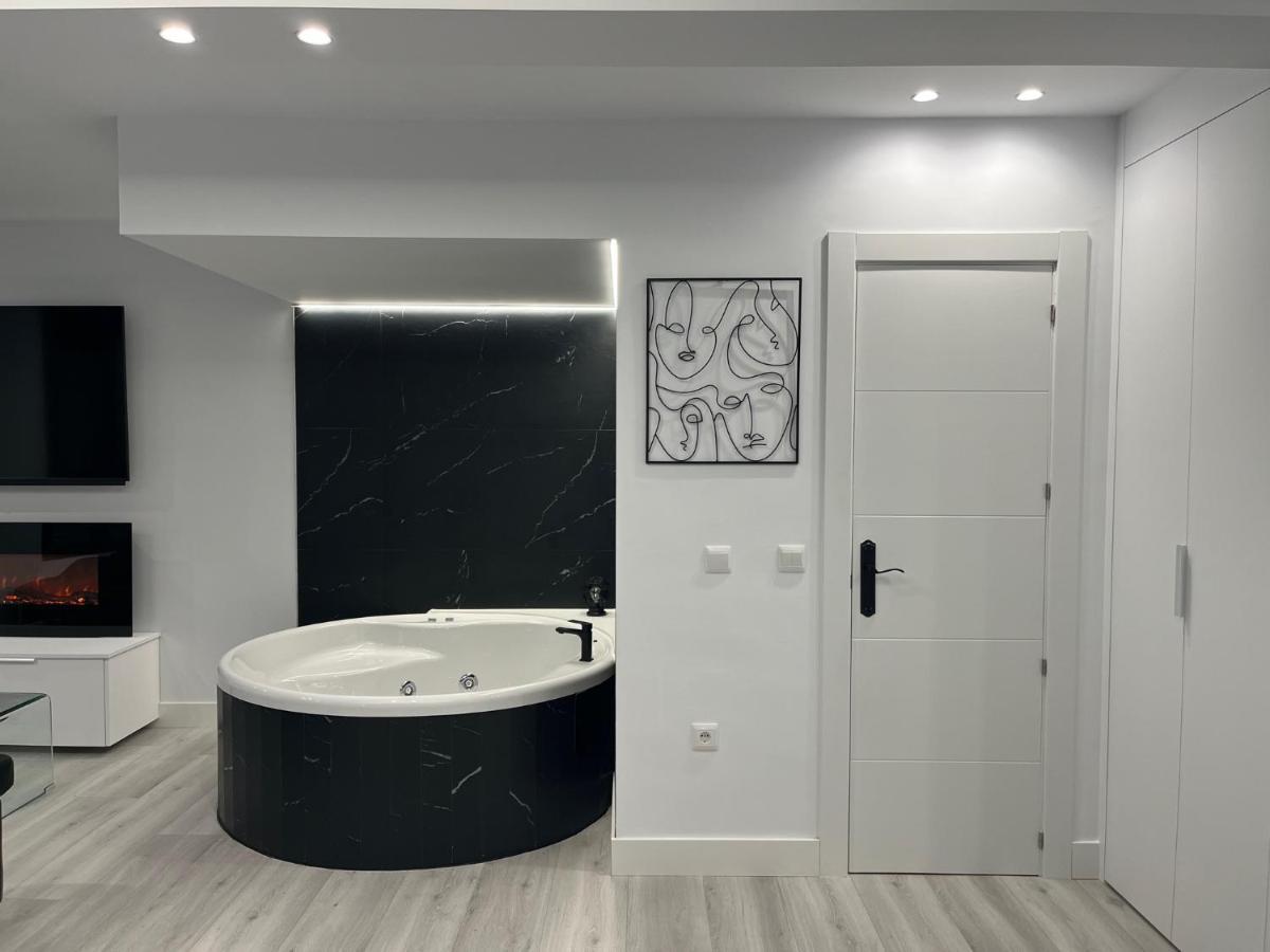 Black And White Suite "La Marinera" Castro Urdiales Extérieur photo