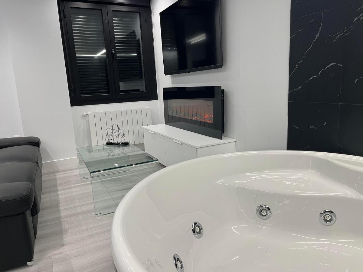 Black And White Suite "La Marinera" Castro Urdiales Extérieur photo