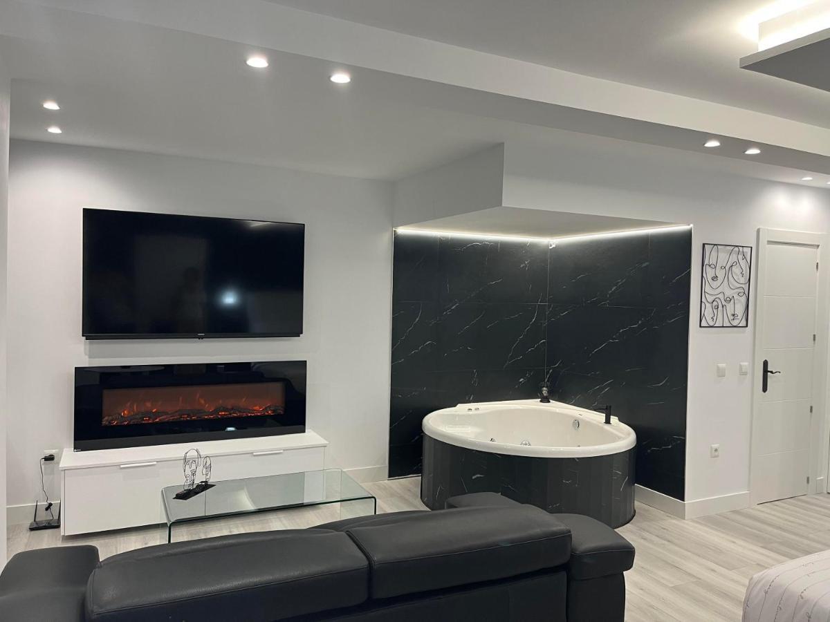 Black And White Suite "La Marinera" Castro Urdiales Extérieur photo