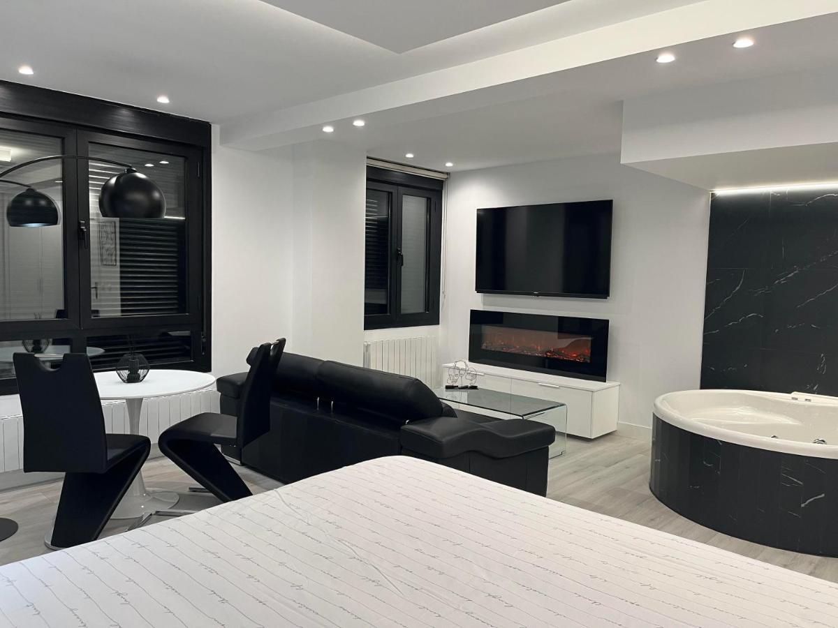 Black And White Suite "La Marinera" Castro Urdiales Extérieur photo