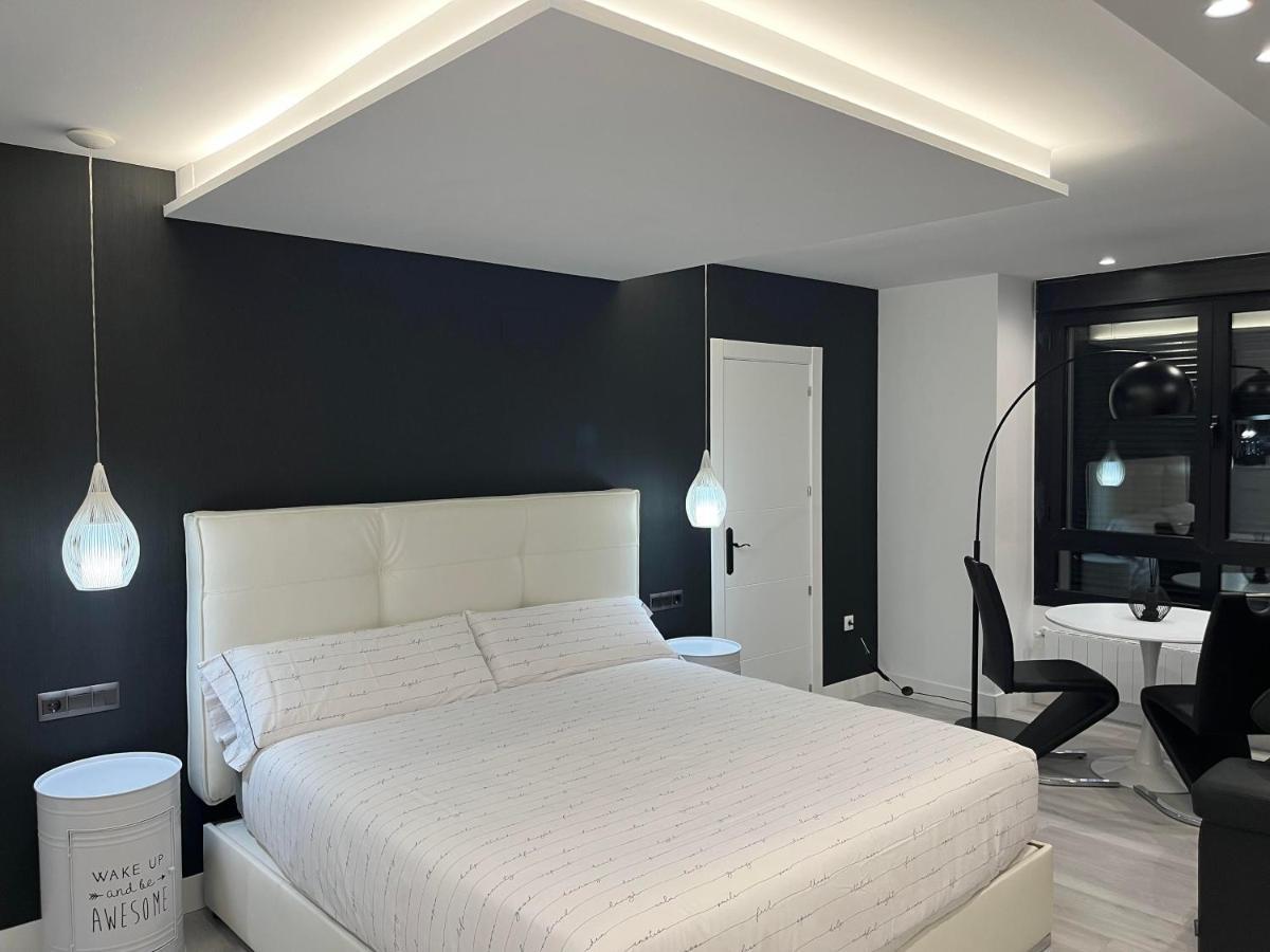 Black And White Suite "La Marinera" Castro Urdiales Extérieur photo