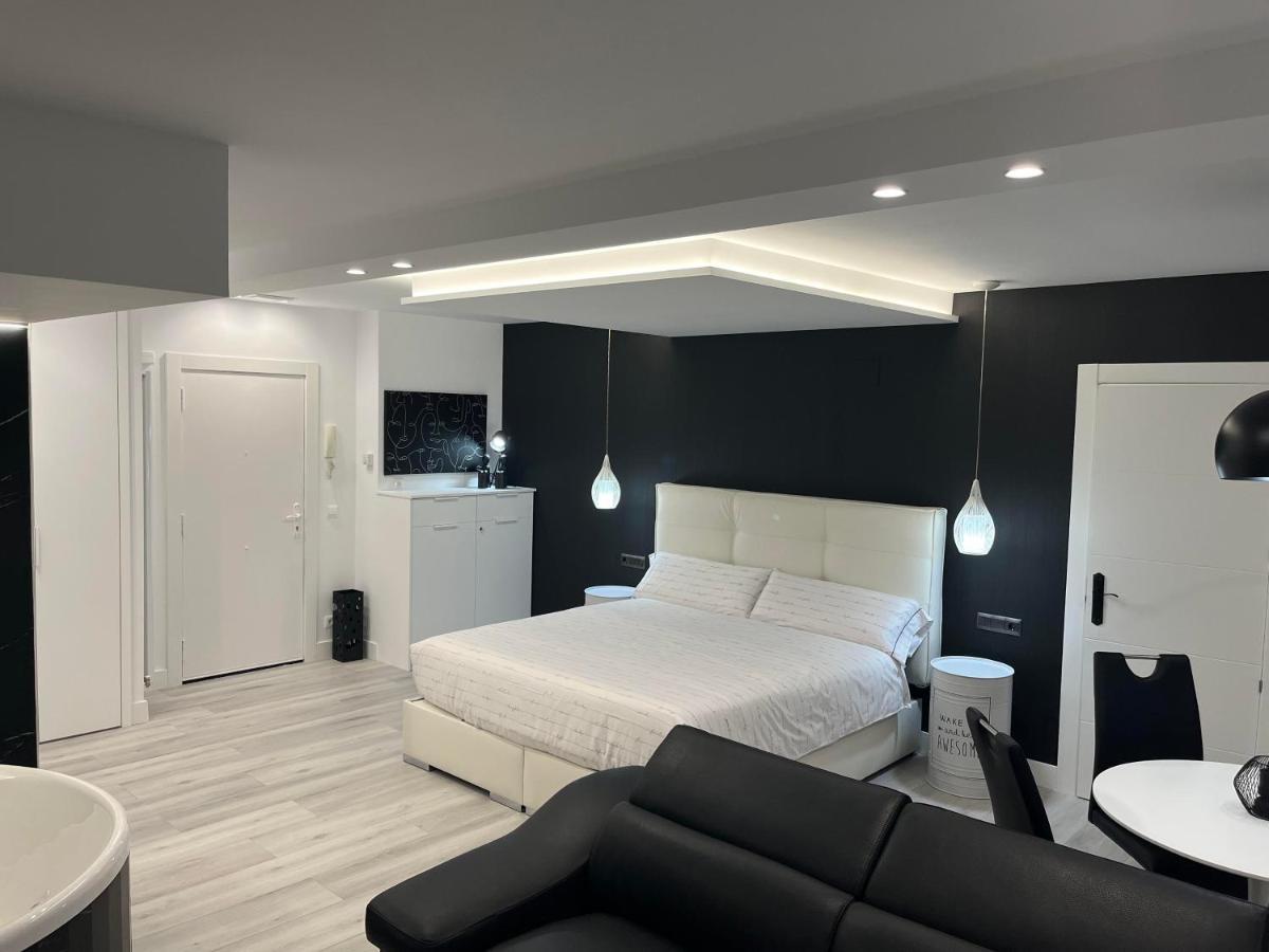 Black And White Suite "La Marinera" Castro Urdiales Extérieur photo